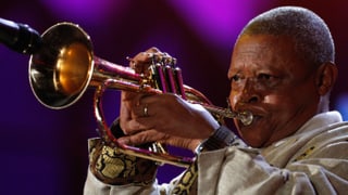 Hugh Masekela beim Trompeten.