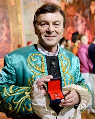 Pavel Trávníček mit Hochzeitsringen.
