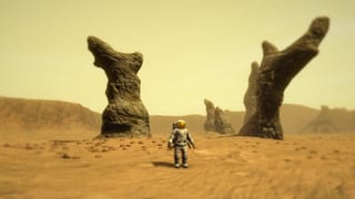Der Astronaut steht in der Wüste vor einer Felsformation, die an tote Bäume erinnert.