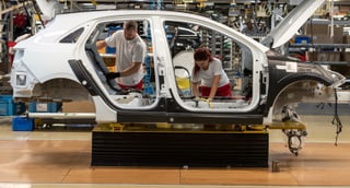 Arbeiter in Autofabrik. Arbeiter in Autofabrik.