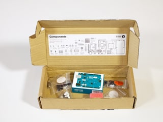 Eine offene Kartonschachtel mit Elektronikbauteilen.