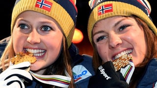 Die Norwegerinnen Oestberg und Caspersen mit ihren Goldmedaillen.