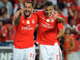 Kostas Mitroglou (links) und Jonas bejubeln einen Treffer Benficas