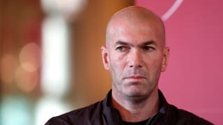 Zinedine Zidane blickt seitlich aus dem Bild