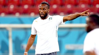 Didier Drogba zeigt mit dem Finger.