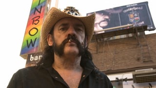 Lemmy Kilmister vor der Rainbow Bar in West Hollywood