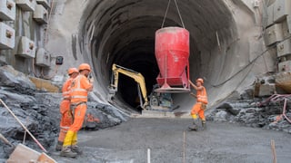 Arbeiter arbeiten auf der Baustelle am Eppenbergtunnel. (keystone)