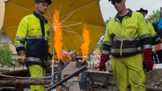 Zwei Schweisser arbeiten am Tramgleis.