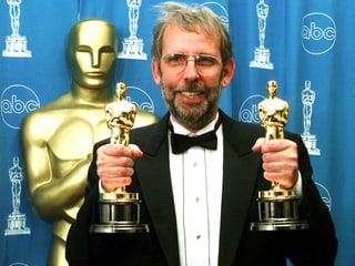Walter Murch hält zwei Oscars in den Händen