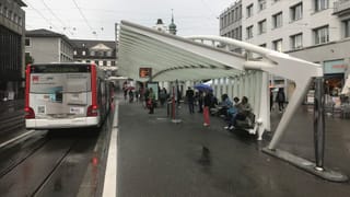 Bushaltestelle in der Stadt St.Gallen. Markante Architektur, weil das Dach ein langer Bogen ist. Bushaltestelle in der Stadt St.Gallen. Markante Architektur, weil das Dach ein langer Bogen ist.