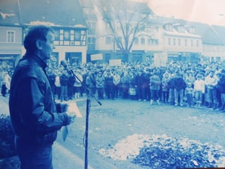 Mann an Mikrofon. Mann an Mikrofon.