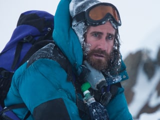 Jake Gyllenhaal als sichtlich von der Kälte gezeichneter Bergführer.
