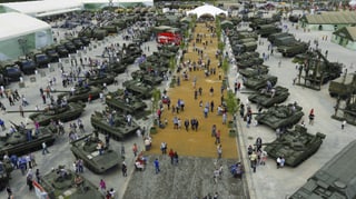 Zahlreiche Militärfahrzeuge in einer Ausstellung