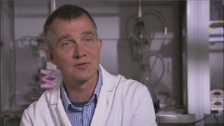 Ein Mann im Labor mit weissem Kittel. Ein Mann im Labor mit weissem Kittel.