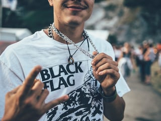 Nicola (19) aus Büren an der Aare und seine Kette. Nicola (19) aus Büren an der Aare und seine Kette.