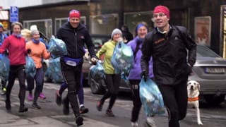 Gruppe Jogger mit Mülltüten in der Hand Gruppe Jogger mit Mülltüten in der Hand