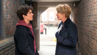 Ein junger Mann und eine Frau sprechen zusammen. Ausschnitt aus dem Film «The Children Act» Ein junger Mann und eine Frau sprechen zusammen. Ausschnitt aus dem Film «The Children Act»