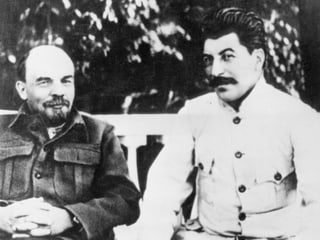 Wladimir Iljitsch Lenin sitzt neben Josef Stalin auf einer Bank