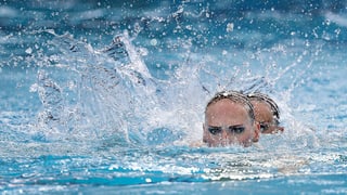 Schwimmerinnen halb unter Wasser.