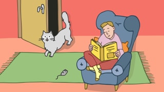 Eine Frau sitzt auf einem Sofa. Ihre Katze schleicht um die Türe herum.