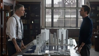 Zwei Männer stehen an einem Tisch mit Architekturmodellen.