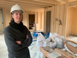 Bauherrin Irene Renold in der zukünftigen Stube. Bauherrin Irene Renold in der zukünftigen Stube.