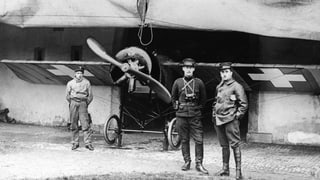 Zwei Piloten der Schweizer Luftwaffe vor einem Flugzeug, während des Ersten Weltkriegs.