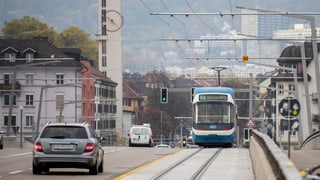 Extrafahrt: Zum ersten Mal fährt ein Tram über die Hardbrücke.