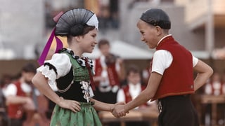 Zwei Kinder in Trachten Tanzen