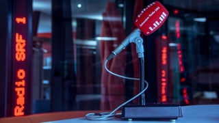 Ein Mikrophon mit rotem Windschutz und der Aufschrift Radio DRS.