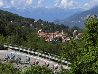Fahrer beim Anstieg zur Madonna del Ghisallo.