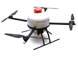 Drohne mit 4 Propellern, Warnlampe und Aufschrift "Meteodrone"
