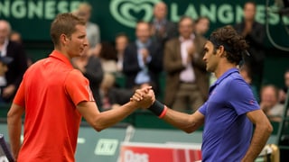 Florian Mayer und Roger Federer beim Handshake.