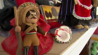 Eine mexikanische Puppe auf einem Kaminsims.