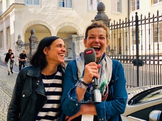 Milena Moser und Annette König lachen Milena Moser und Annette König lachen