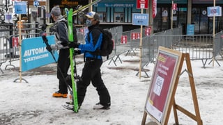 Skifahrer in Verbier mit Masken