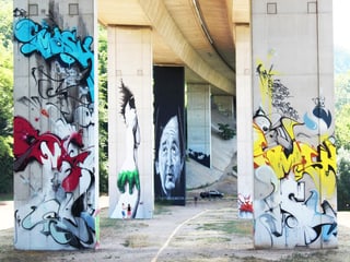 Graffitis auf Betonpfeilern.