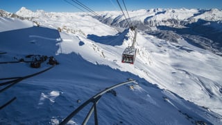 Blick auf die Abrisskante der Lawine, welche am Piz Nair niederging. Blick auf die Abrisskante der Lawine, welche am Piz Nair niederging.