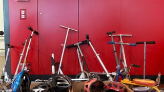 Junge betrachtet Trottinette 