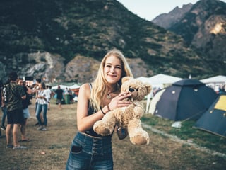 Jennifer (19) aus Zermatt und ihr Teddybär.