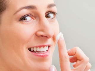 Frau vor Spiegel