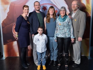 Annelies Djellal posiert mit ihrer Familie.