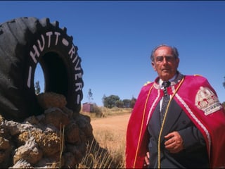 Prinz Leonard vom Fürstentum von Hutt River posiert vor einem grossen Traktorreifen.