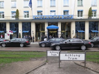 Blick auf den Eingang des «Bayerischen Hofs», mehrere edle Fahrzeuge der Staatsvertreter sind zu sehen.n. 