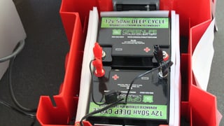 Batterie in einer roten Kiste.