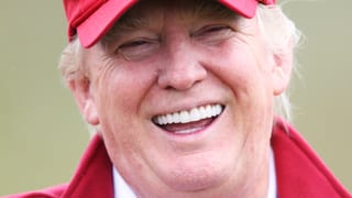 Donald Trump lacht.