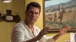 Tom Cruise alia Jack Reacher hebt die Hände hoch