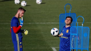 David de Gea und Iker Casillas machen im Training Übungen mit dem Ball.