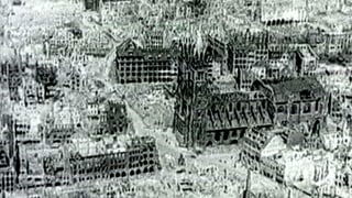 Luftbild der zerstörten Stadt Nürnberg.