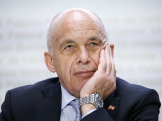Scheinbar gelangweilter Ueli Maurer an Medienkonferenz.